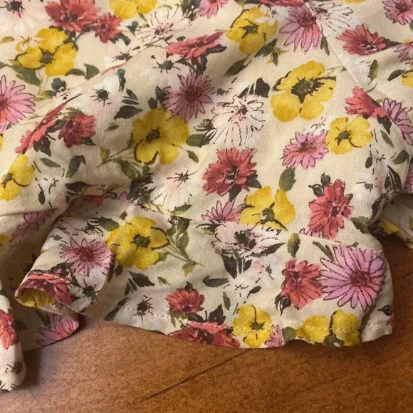 Forever 21 floral romper size M. NWOT and partial label. - Picture 5 of 12